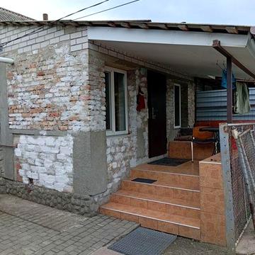 Дом в Диевке с общим двором.