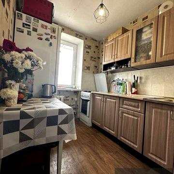 Продам гостинку , с мебелью и технокой .