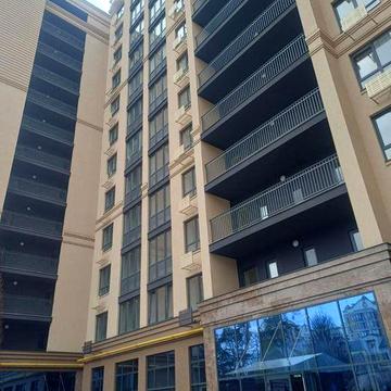Продам 2-кімнатну квартиру з великою терасою в центрі Ірпеня