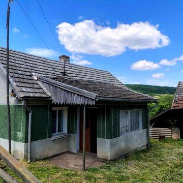 Продається земельна ділянка з будинком