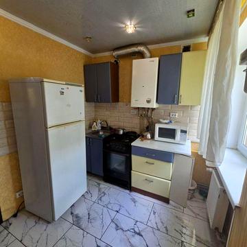 Продається двохкімнатна Молодіжна 1