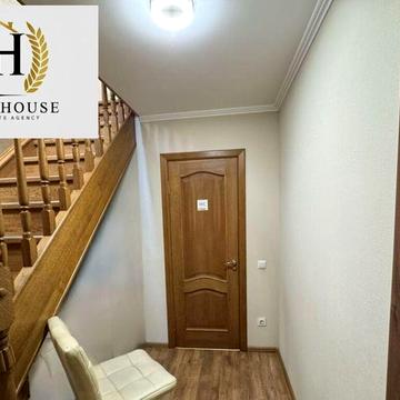 Продам простору 5-кімнатну квартиру в центрі міста!