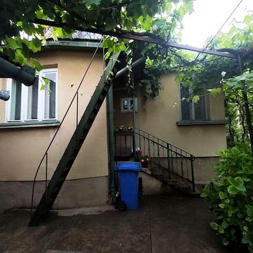 Продається будинок поруч з пл Лаборця