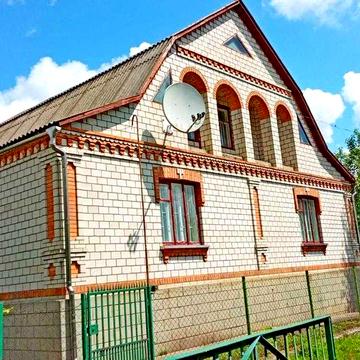 житловий будинок з літньою кухнею та гаражем