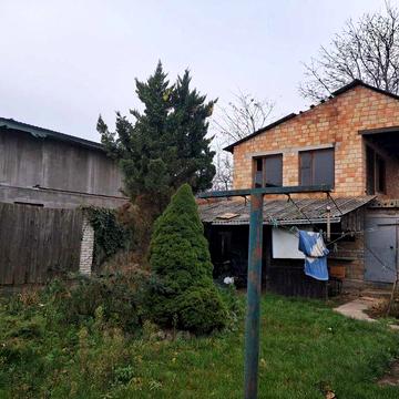 БУДИНОК та Земельна ділянка 8,5 соток; Літня кухня в 2 поверхи, Село Гора.Газ,Світло,Вода