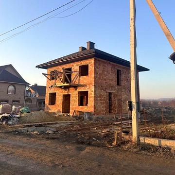 Будинок з повноцінним 2-м поверхом на 9 сотках. До Чернівців - 3 км.