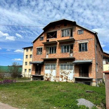Будинок в Брюховичах біля лісу