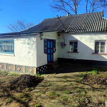 Продається будинок з земельною ділянкою в с.Хлипнівка.
