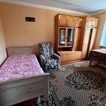 Терміново здається 1 км квартира р-н Миру, вільна, ключі,!