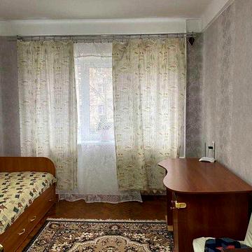 ЗДАЄТЬСЯ затишна 2-кімнатна квартира на Черемушках . 2 поверх. Капремонт !