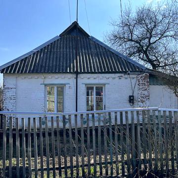 Продам булинок та землю в маленькому селі.
