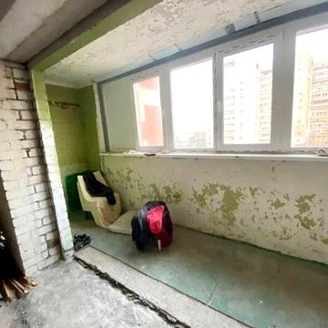 Продам БОЛЬШУЮ 2-х ком.кв на ЖМ Тополь-1. Под ремонт.
