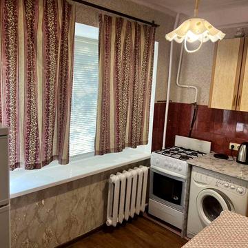 Здається 1-а квартира.м.Чернігівька 10хв.пішки.