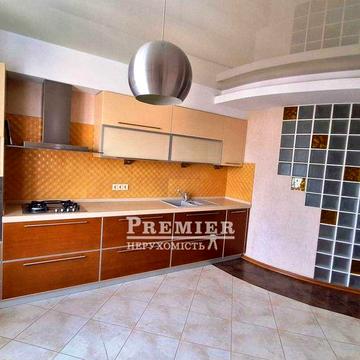 Продам 3-кімнатну квартиру 107 м.кв. з гарним ремонтом.