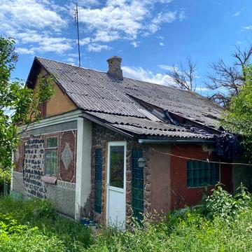 Будинок з гаражем та сараєм