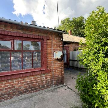 Частина будинку на богополі біля церкви