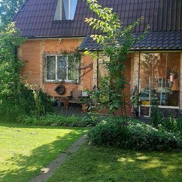 Будинок з басейном з гарною ландшафтною ділянкою.