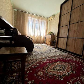 Продам  малогабаритку на Роганской 148,ржм