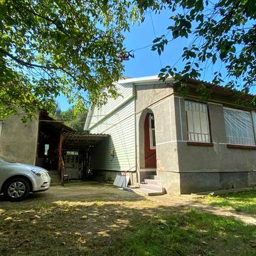 Продам будинок з ділянкою у м. Добромиль