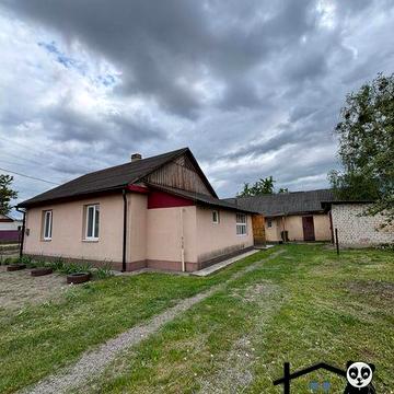 Продається будинок у затишному районі.