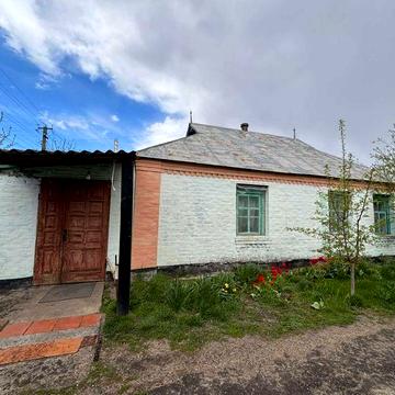 Продається затишний будинок у селі Острів. Чудове місце для тих, хто шукає спокій, природу та свіже повітря