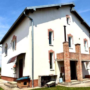 Продаж двохповерхового будинку у с.Нежухів