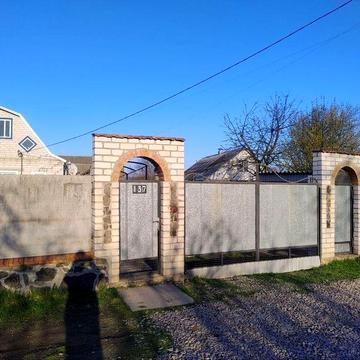 Добротний будинок із літньою кухнею, гаражем, погрібом, сараєм, городом.