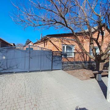 Продам затишний будинок з двох половин (продаються дві разом)з усіма зручностями