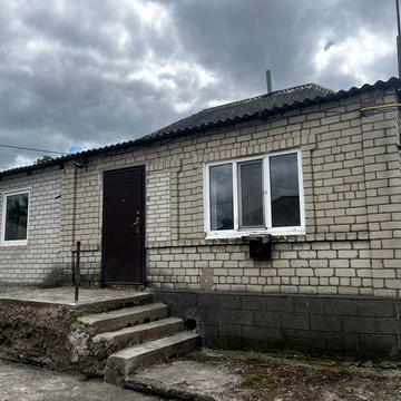 Просторий будинок в районі скала