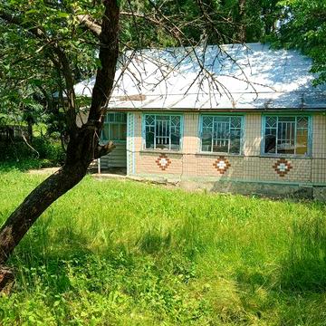 Продам на приватизованій землі два приватних будинки на одному участку і 60 соток землі
