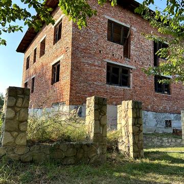 м. Надвірна будинок біля міського озера