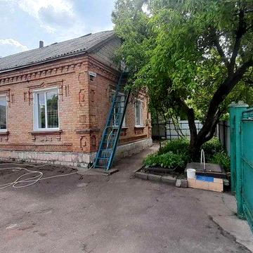 Продам будинок у центрі міста.