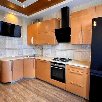 Продам трикімнатну квартиру з автономним опаленням та видом на Театр