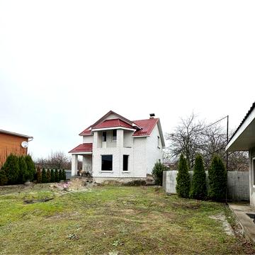 Продам 2-во поверховий будинок в центрі села з твердотопливним опаленням і   з садом