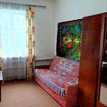 Продається великий будинок в місті Коростень, район Військове містечко. В будинку газове опалення, центральне водопостачання, велика територія.