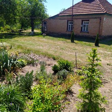 Продається участок з житловим будинком.