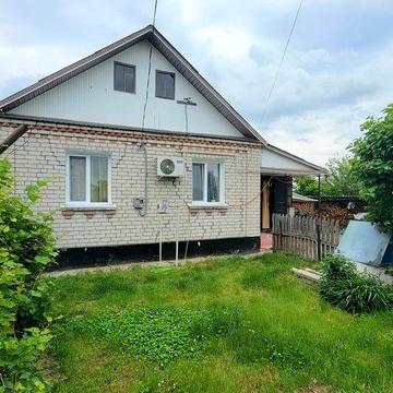 Будинок поряд з містом