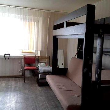 Продам свою гостинку метро Заводська 50 м. без посередників ЖК Відсутня