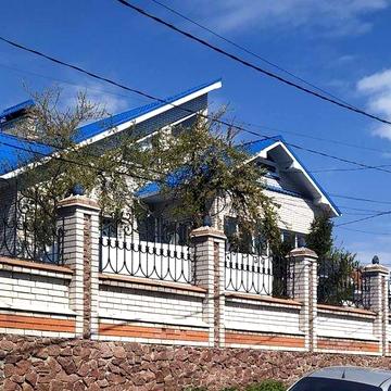 Продам  приватний будинок 3 поверхи