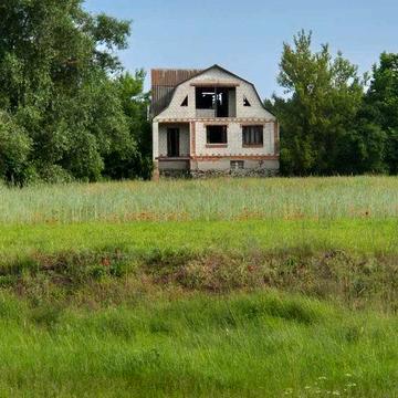 Незавершений будинок та земля у с. Годиха біля річки