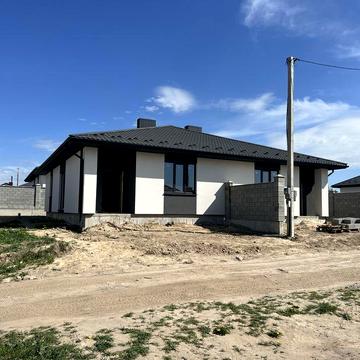 Котедж з парканом в районі Житинського кільця