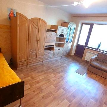 Продам  1к квартиру в гарному місці.Поряд магазини.лікарня.школа.зупинка