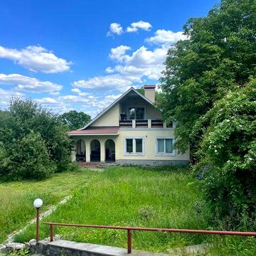Будинок з гарною локацією  по вул. Дружби