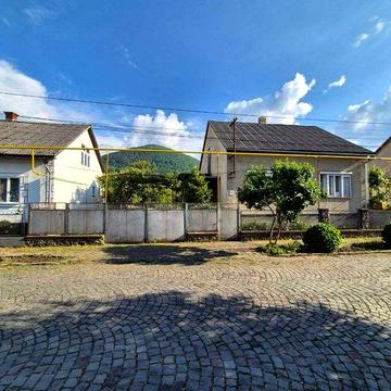 Продається капітальний цегляний будинок з літньою кухнею та великою ділянкою у м. Тячів