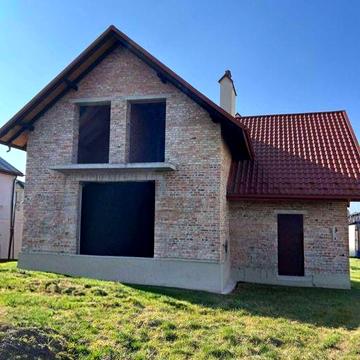 Продаж будинку біля Львова.Лапаївка + 10сот.землі. Усі комунікації підведені. 15хв.до центру Львова на авто