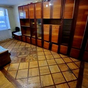 Добротна зручна квартира з паркомісцем.