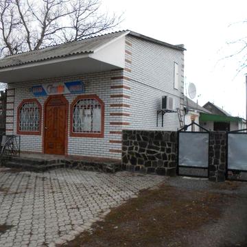 Магазин з будинком