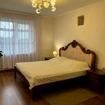 Велика простора трьохкімнатна квартира в центрі міста.