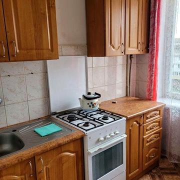 Продам 1 км кв вул Довженка біля парку Шевченка,жилий стан,м/ п вікна,бойлер,світла,тепла цегляний будинок