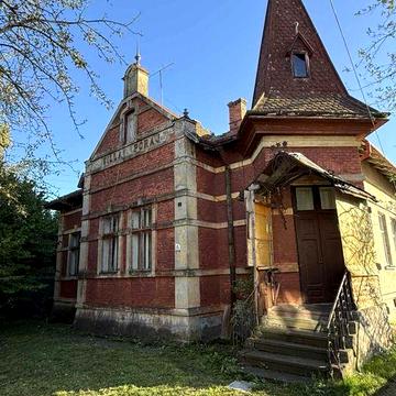 Продам півособняк з земельною ділянкою ( центр міста)